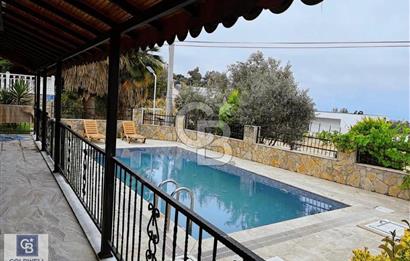 Kuşadası'nda deniz manzaralı lüks villa