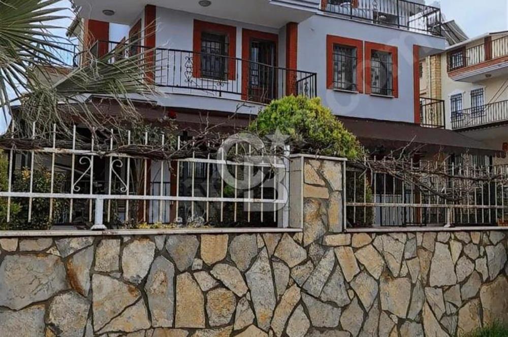 Kuşadası'nda deniz manzaralı lüks villa