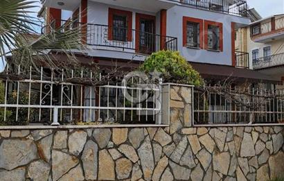 Kuşadası'nda deniz manzaralı lüks villa