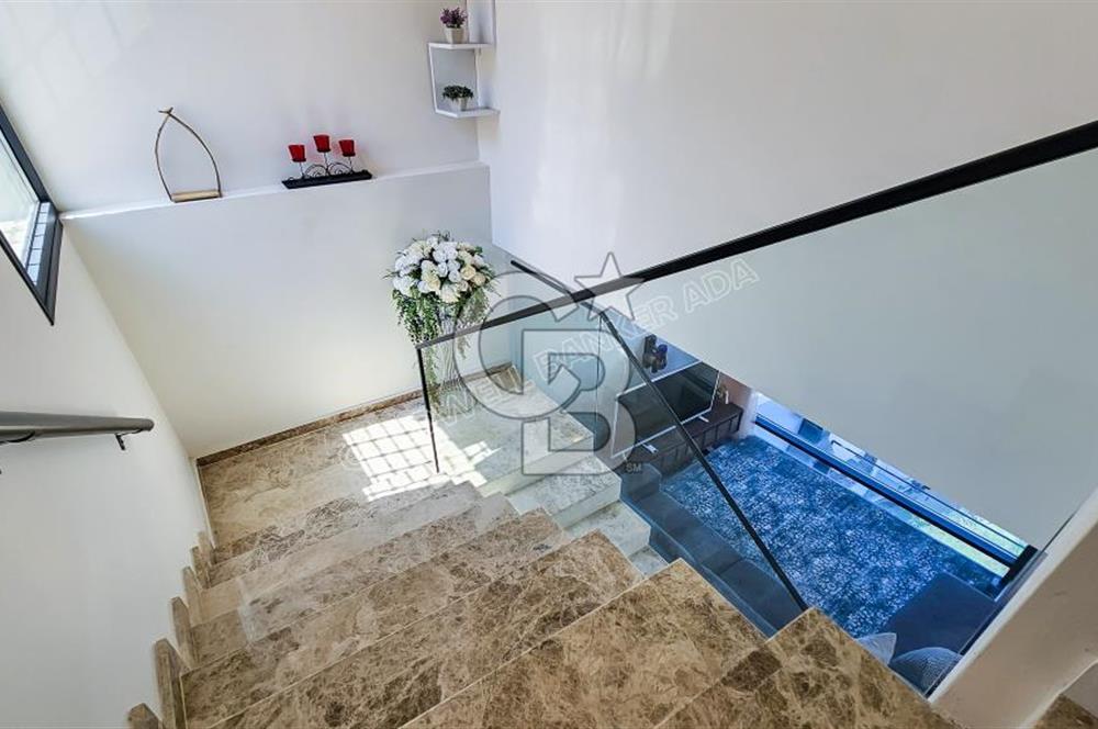 Denizle Bütünleşen Ev Kuşadası Liman Manzaralı Satılık 4+1 Villa