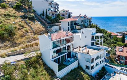 Denizle Bütünleşen Ev Kuşadası Liman Manzaralı Satılık 4+1 Villa