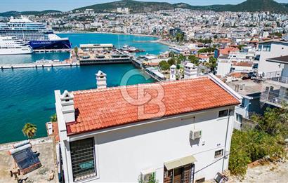 Denizle Bütünleşen Ev Kuşadası Liman Manzaralı Satılık 4+1 Villa