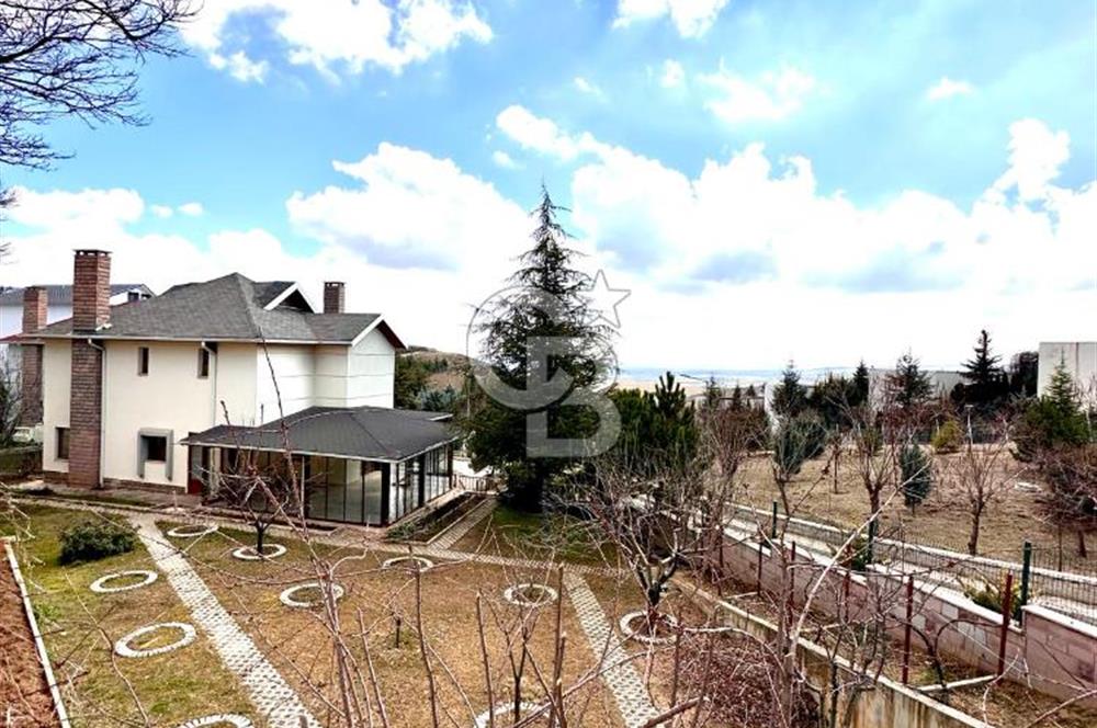 İncek Atakent Sitesinde Büyük Bahçeli Full Yapılı Kiralık Villa