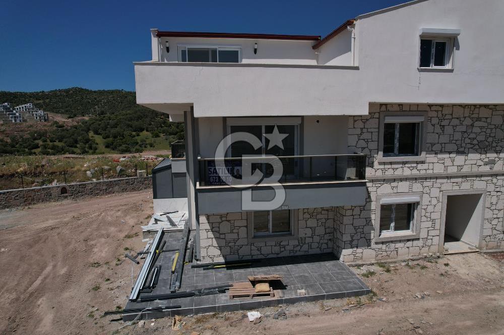 ÇANDARLI'DA HAVUZLU SİTEDE DOĞA VE DENİZ MANZARALI SATILIK DAİRE