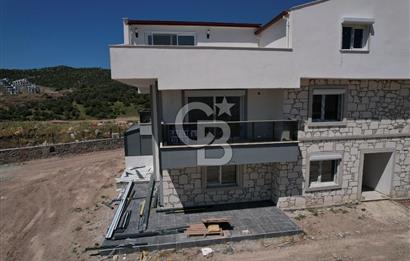 ÇANDARLI'DA HAVUZLU SİTEDE DOĞA VE DENİZ MANZARALI SATILIK DAİRE