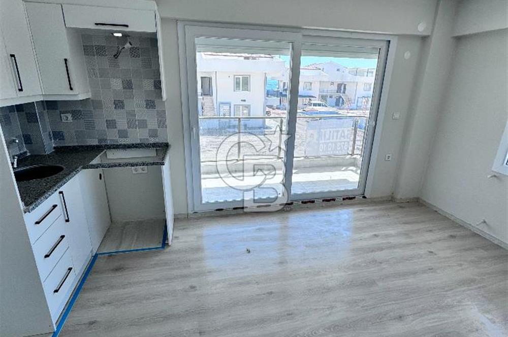 ÇANDARLI'DA HAVUZLU SİTEDE DOĞA VE DENİZ MANZARALI SATILIK DAİRE