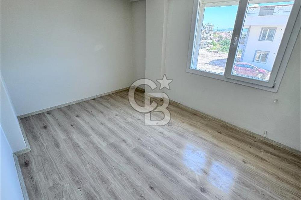 ÇANDARLI'DA HAVUZLU SİTEDE DOĞA VE DENİZ MANZARALI SATILIK DAİRE