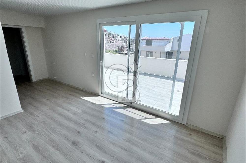 ÇANDARLI'DA HAVUZLU SİTEDE DOĞA VE DENİZ MANZARALI SATILIK DAİRE