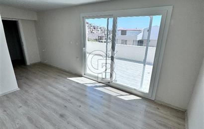 ÇANDARLI'DA HAVUZLU SİTEDE DOĞA VE DENİZ MANZARALI SATILIK DAİRE