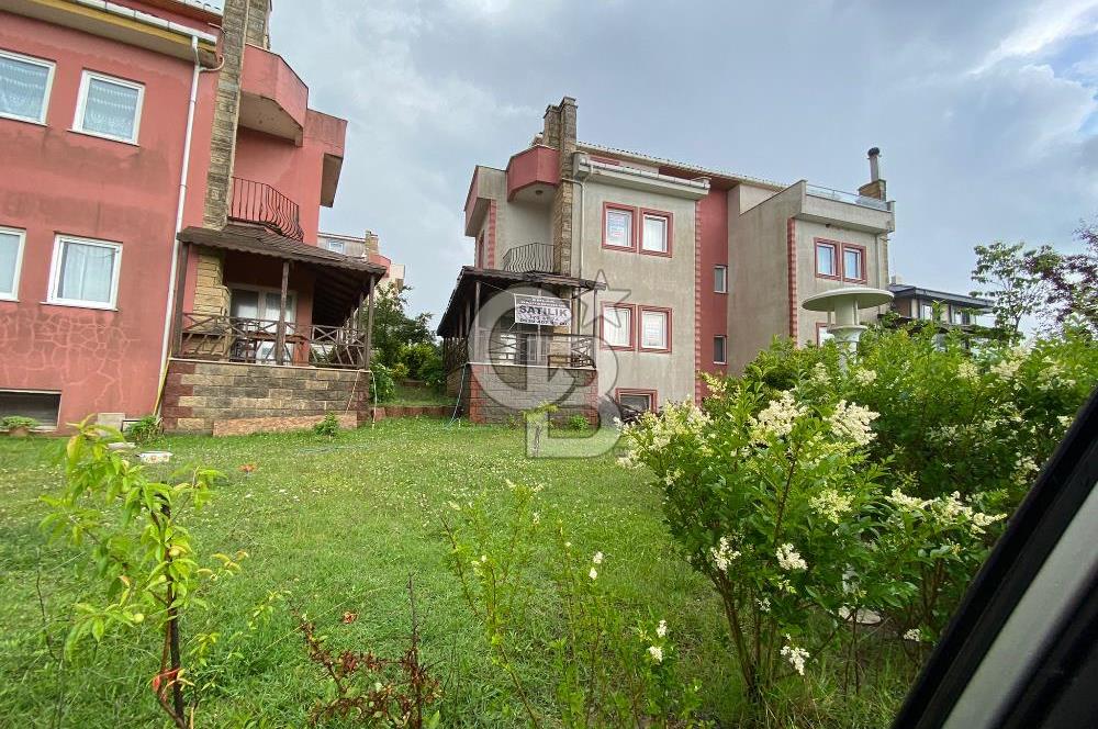 Şile Kurna Köyünde Site İçerisinde 4+1 Tripleks Satılık Villa