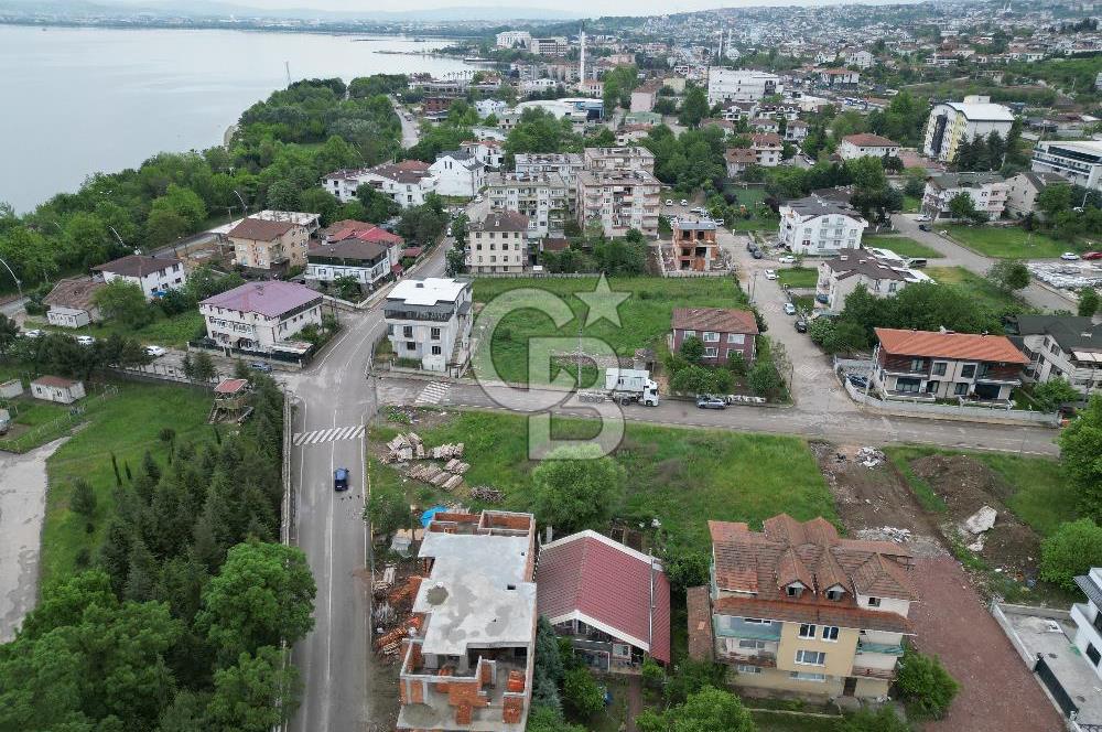 BAŞİSKELE SAHİLDE DENİZ MANZARALI 2+1 ÇATI DUBLEKS SATILIK DAİRE