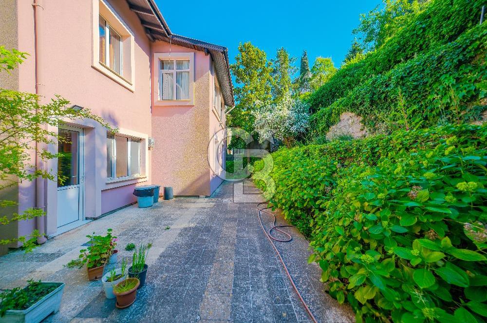 Tarabya'da Bahçe İçerisinde 6+1 Satılık Villa