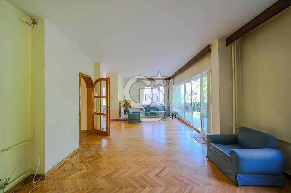 Tarabya'da Bahçe İçerisinde 6+1 Satılık Villa