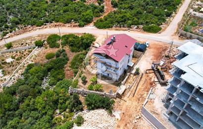 ANTALYA DEMRE BOZDAĞ'DA ÖNÜ KAPANMAZ DENİZ MANZARALI ARSA VE BİNASI