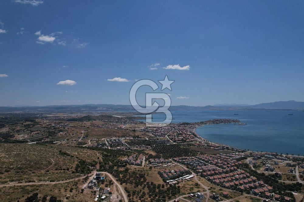 Çandarlı'da 400 m² Panoramik Deniz Manzaralı Köşe Arsa