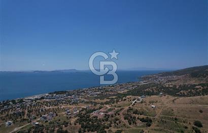 Çandarlı'da 400 m² Panoramik Deniz Manzaralı Köşe Arsa