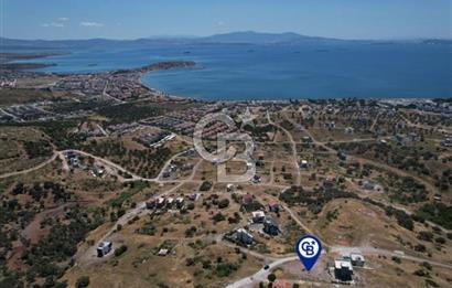 Çandarlı'da 400 m² Panoramik Deniz Manzaralı Köşe Arsa