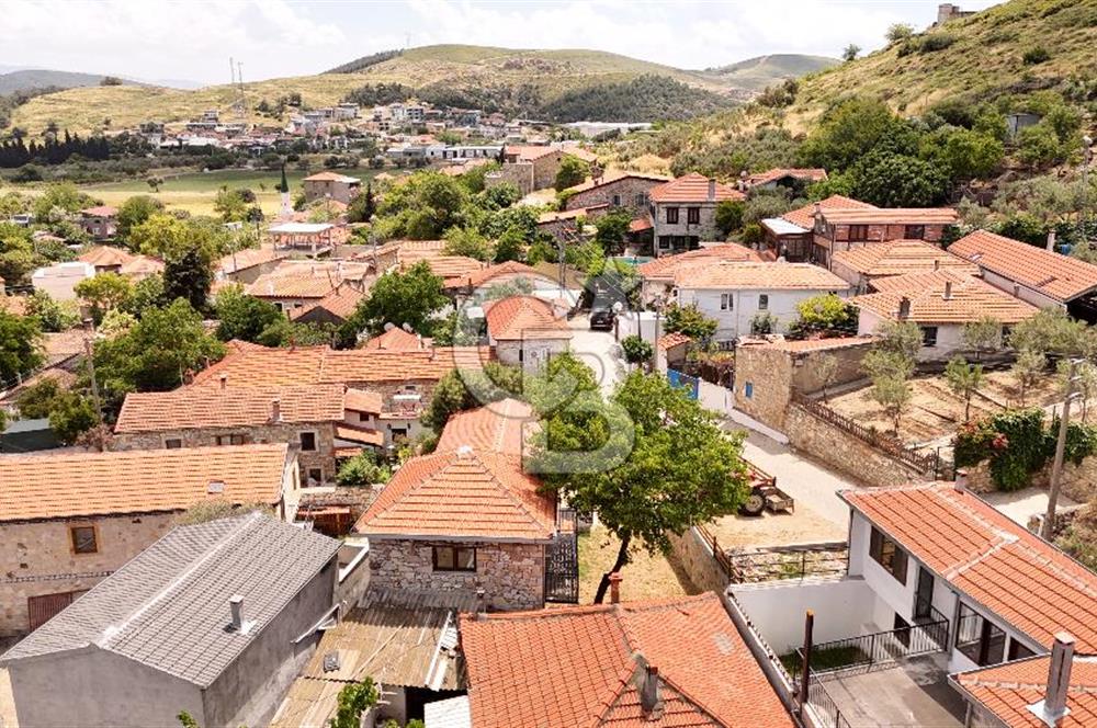 FOÇA ILIPINARDA SATILIK ÇELİK KARKAS ÜZERİNE TAŞ EV VE 62m2 ARSA