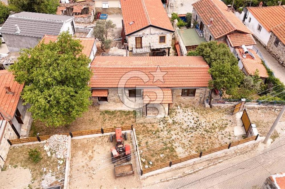 FOÇA ILIPINARDA SATILIK ÇELİK KARKAS ÜZERİNE TAŞ EV VE 62m2 ARSA