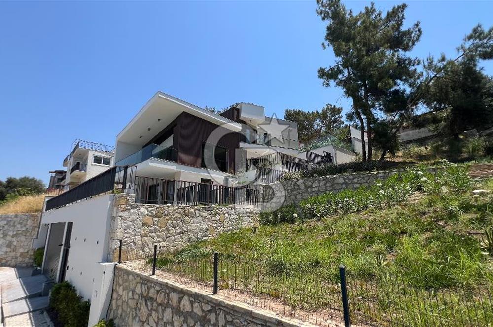 Kuşadası Kadınlar Denizinde Satılık Tripleks Deniz Manzaralı Müstakil Villa