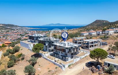 Yenifoça'da Satılık Bahçeli Teraslı Tripleks Villa