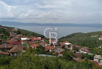 GÖL MANZARALI KÖY İÇİNDE EVİ OLAN ARSA