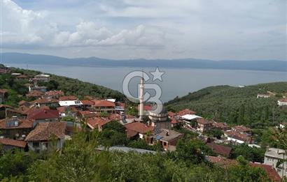 GÖL MANZARALI KÖY İÇİNDE EVİ OLAN ARSA