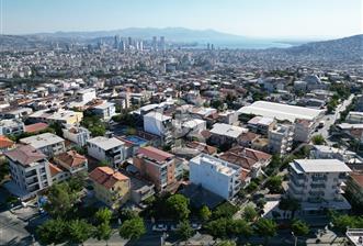 BORNOVA ATATÜRK MAHALLESİ HÜRRİYET CADDESİ ÜZERİNDE SATILIK KÖŞEBAŞI ARSA