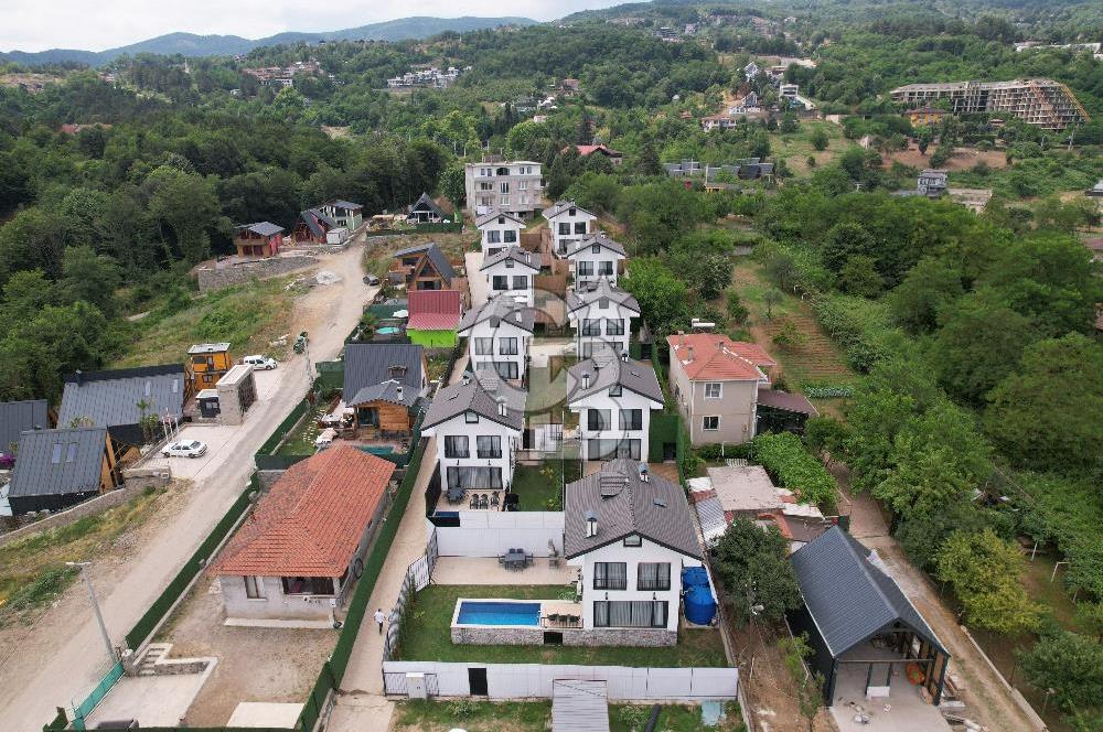 Sapanca da işletme ruhsatlı havuzlu satılık villa