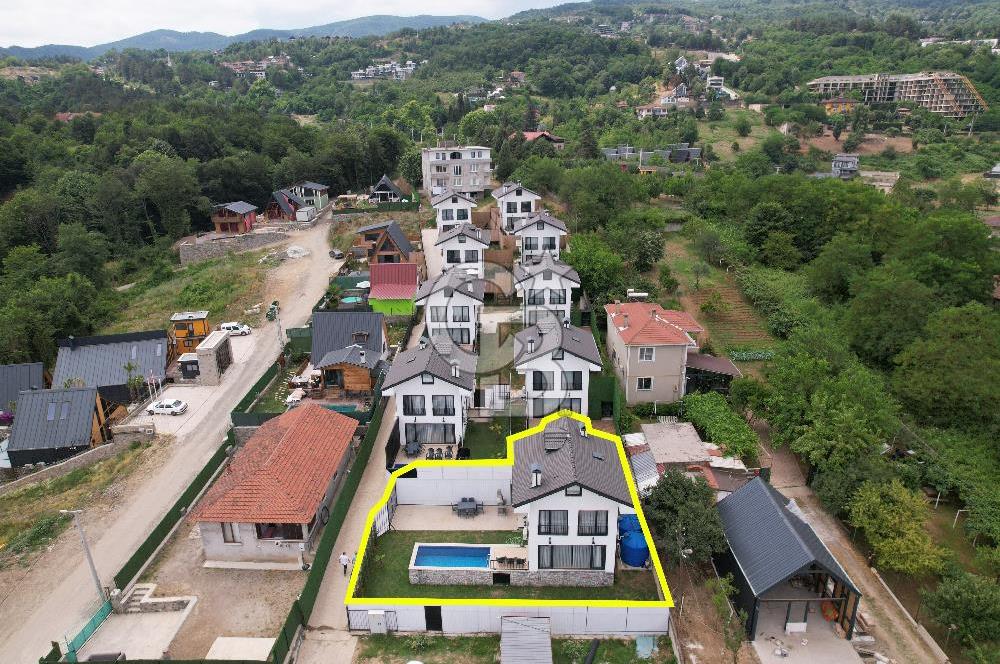 Sapanca da işletme ruhsatlı havuzlu satılık villa