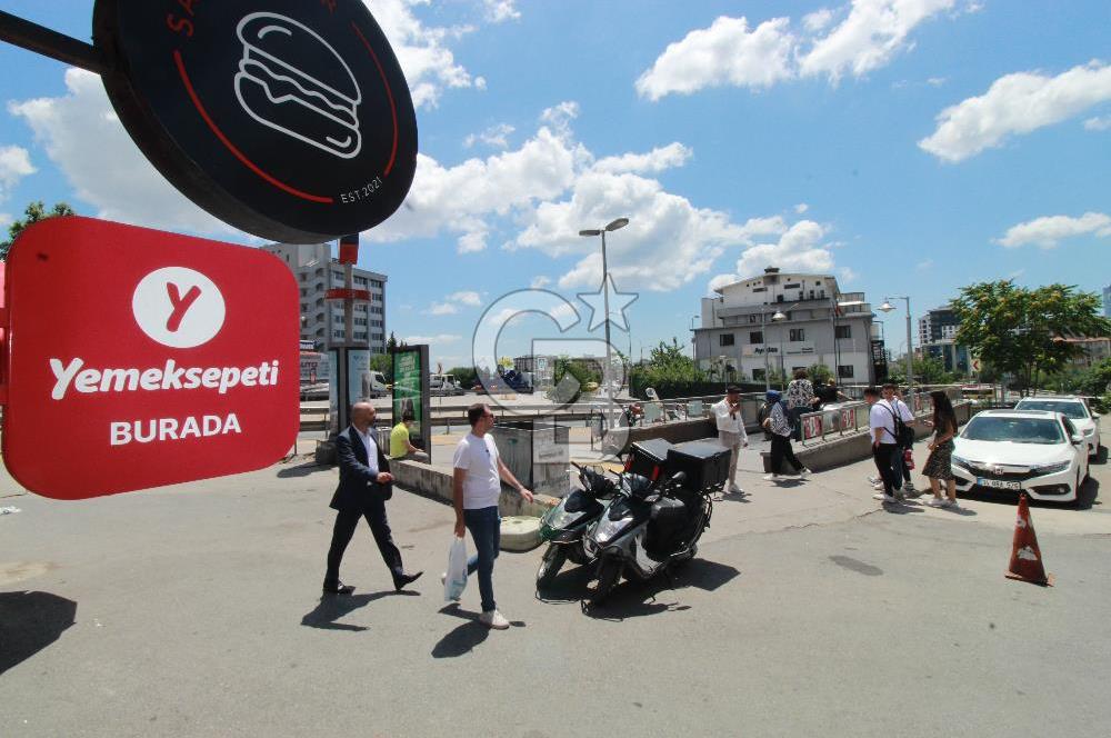 Bostancı Metro Girişine bir kaç adım mesafede, Çoklu Sektörlere Uygun Devren Kiralık İşyeri