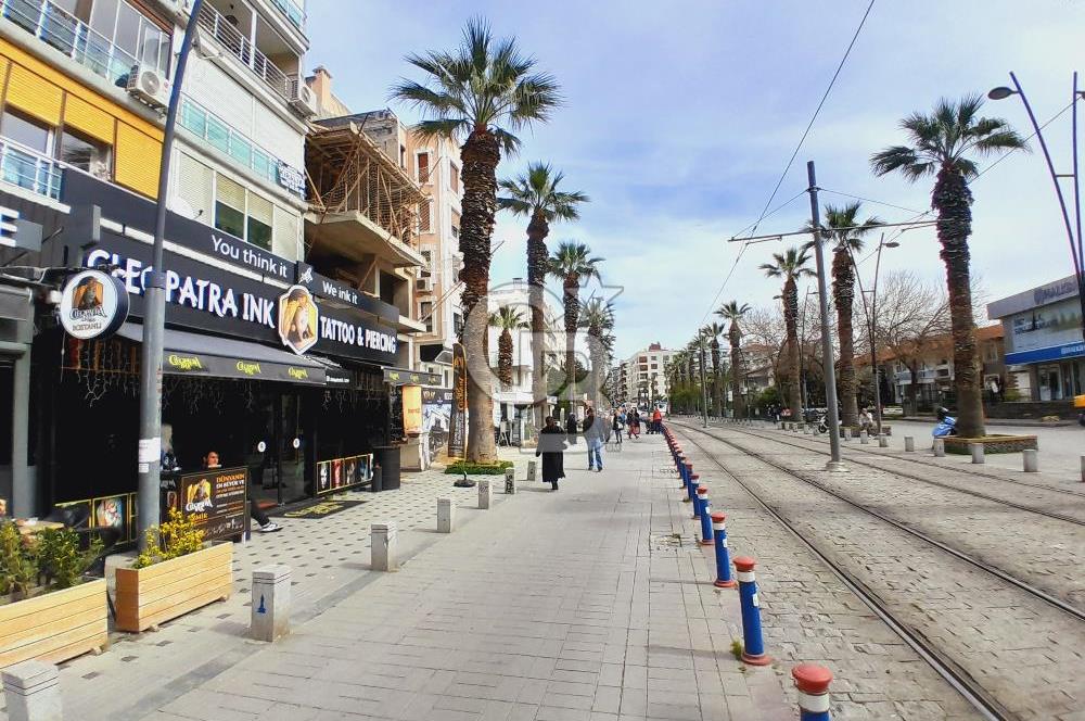 Karşıyaka Bostanlı'da Kurumsal Kiracılı 500m² Dükkan/Mağaza...