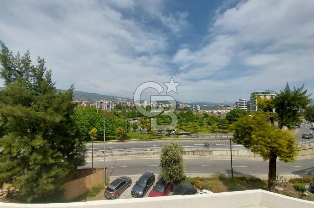 BORNOVA'DA PİRAMİT İŞ MERKEZİNDE SATILIK 260M2 OFİS...