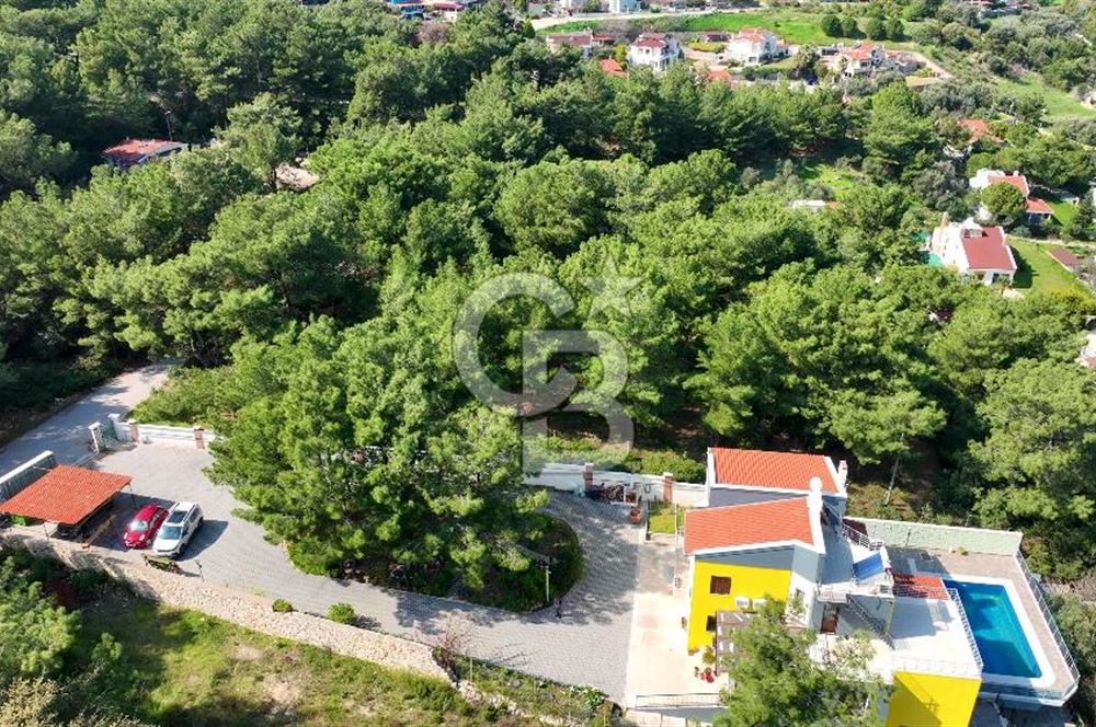 İzmir Urla'da Muhteşem Müstakil Cennet Köşesi Satılık Villa