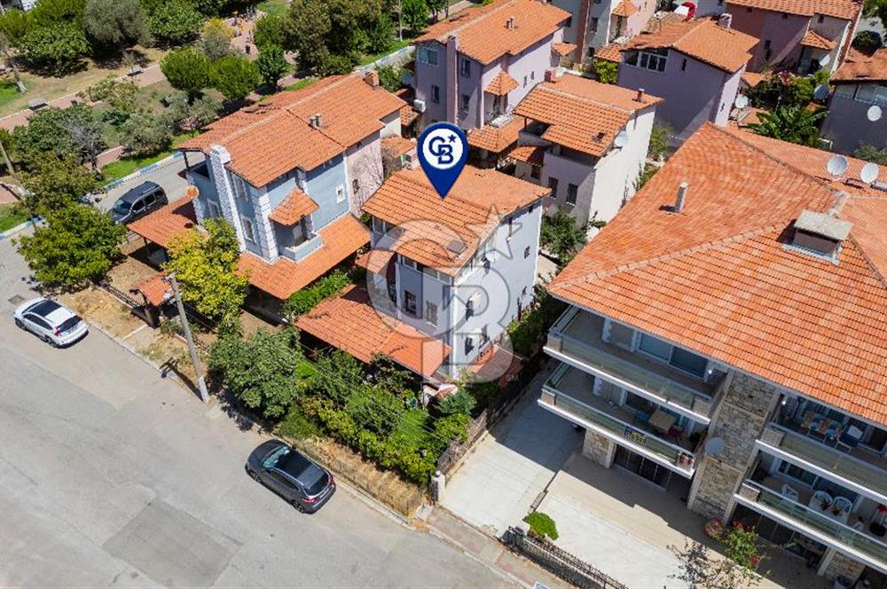 Yenifoça Site İçerisinde Satılık Merkezi Konumda 4+1 Tripleks