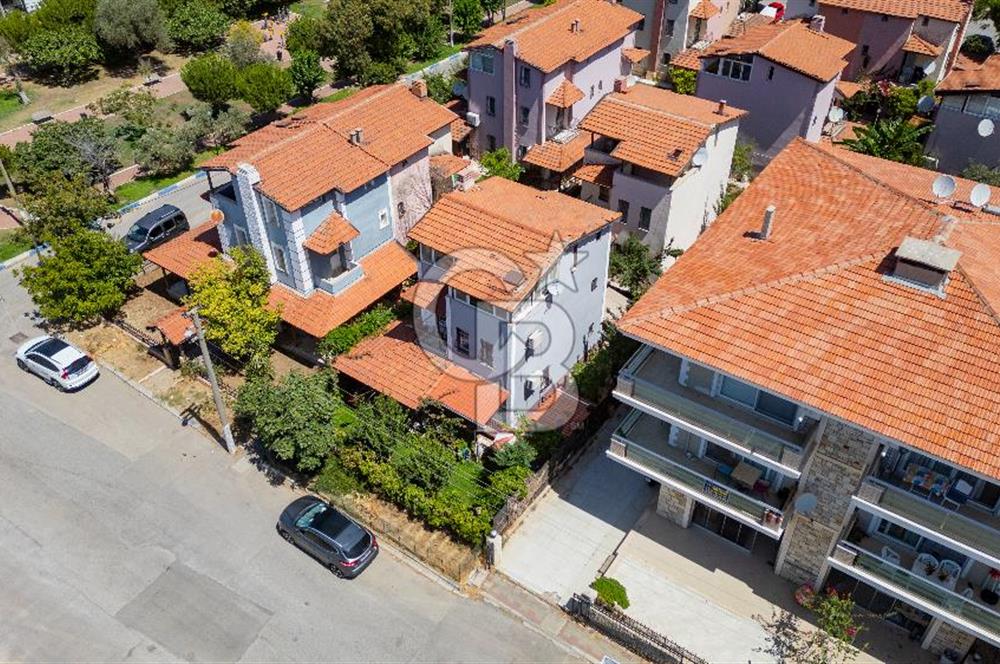 Yenifoça Site İçerisinde Satılık Merkezi Konumda 4+1 Tripleks