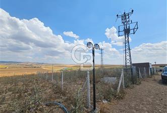 GÖKÇEHÜYÜK'TE ELEKTRİK-SU-YOL-TEL HAZIR İMAR SINIRI HOBİ BAHÇESİ