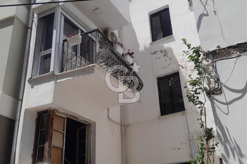 ÇEŞME MERKEZDE MARİNA YAKINI SATILIK EŞYALI 1+0 DAİRE