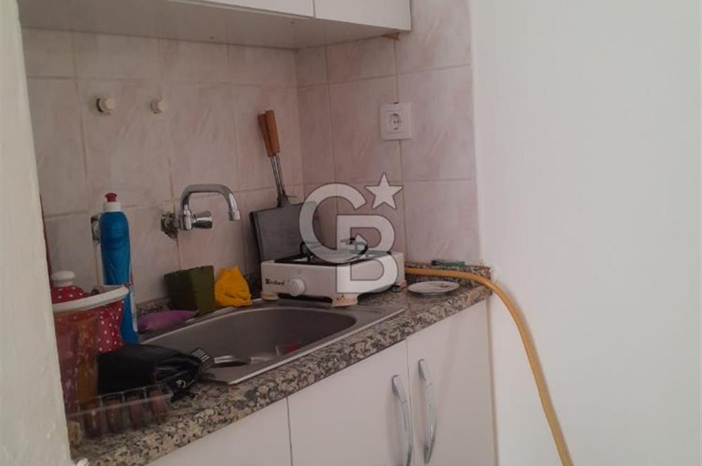 ÇEŞME MERKEZDE MARİNA YAKINI SATILIK EŞYALI 1+0 DAİRE