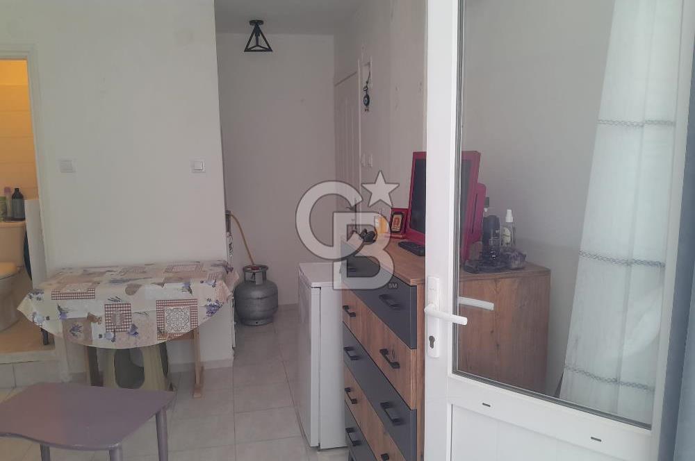 ÇEŞME MERKEZDE MARİNA YAKINI SATILIK EŞYALI 1+0 DAİRE