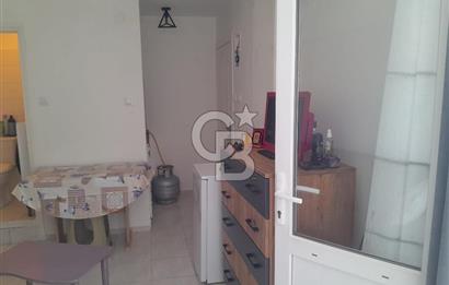 ÇEŞME MERKEZDE MARİNA YAKINI SATILIK EŞYALI 1+0 DAİRE