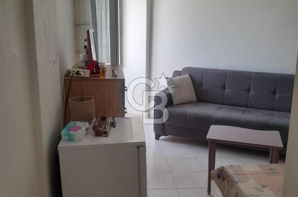 ÇEŞME MERKEZDE MARİNA YAKINI SATILIK EŞYALI 1+0 DAİRE