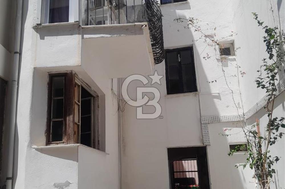 ÇEŞME MERKEZDE MARİNA YAKINI SATILIK EŞYALI 1+0 DAİRE