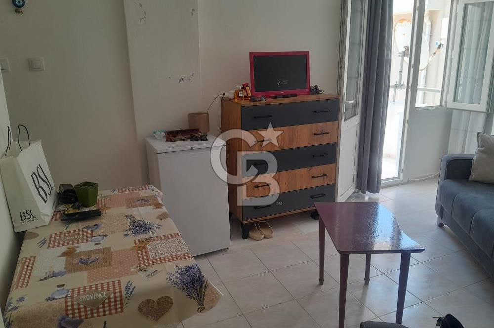 ÇEŞME MERKEZDE MARİNA YAKINI SATILIK EŞYALI 1+0 DAİRE