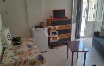 ÇEŞME MERKEZDE MARİNA YAKINI SATILIK EŞYALI 1+0 DAİRE