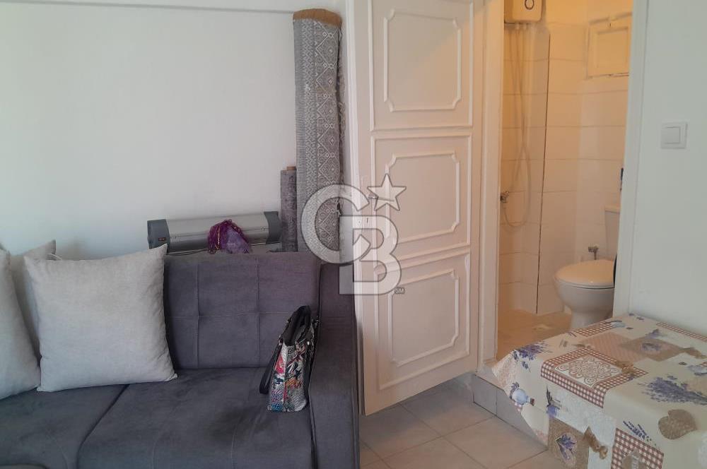 ÇEŞME MERKEZDE MARİNA YAKINI SATILIK EŞYALI 1+0 DAİRE