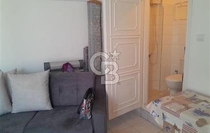 ÇEŞME MERKEZDE MARİNA YAKINI SATILIK EŞYALI 1+0 DAİRE