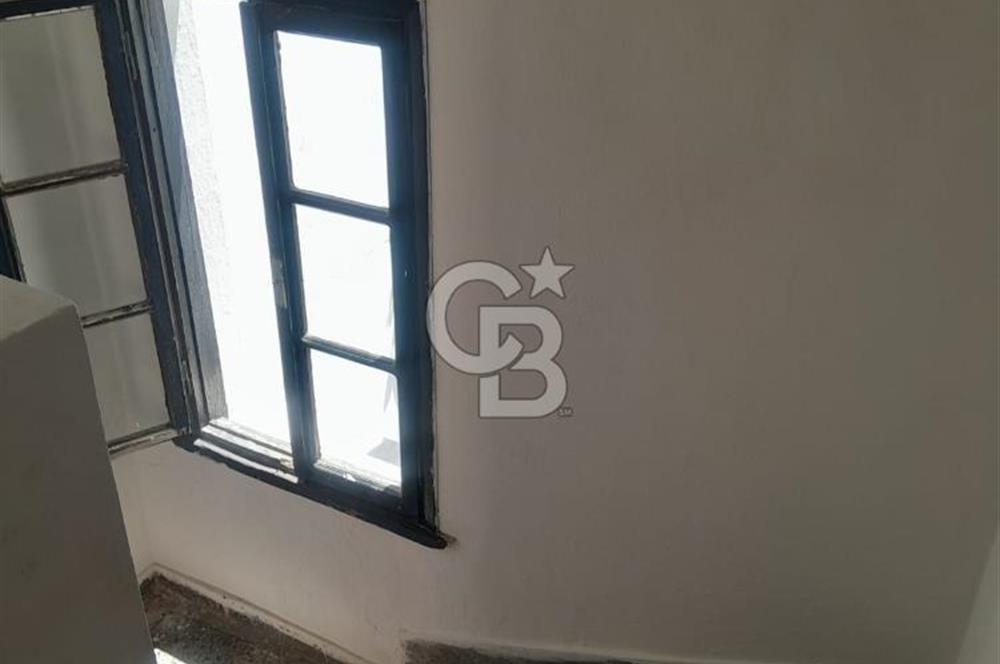 ÇEŞME MERKEZDE MARİNA YAKINI SATILIK EŞYALI 1+0 DAİRE