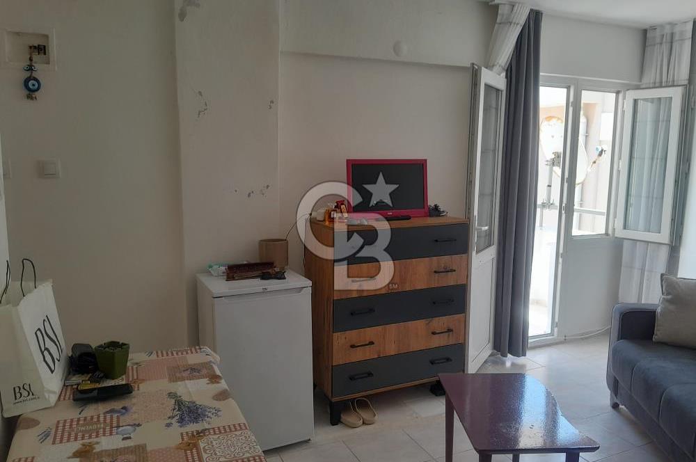 ÇEŞME MERKEZDE MARİNA YAKINI SATILIK EŞYALI 1+0 DAİRE