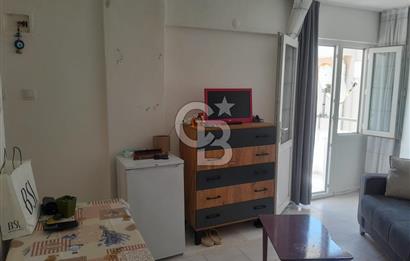 ÇEŞME MERKEZDE MARİNA YAKINI SATILIK EŞYALI 1+0 DAİRE